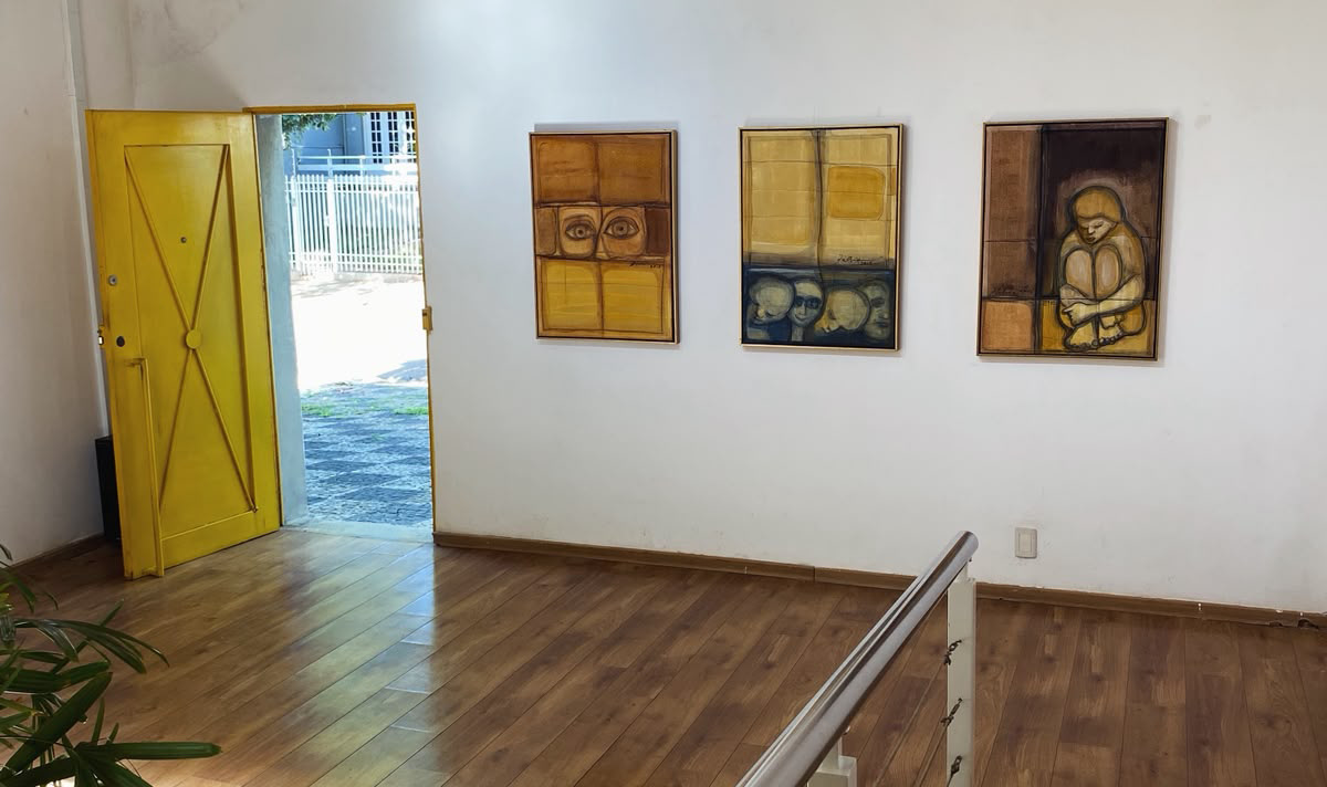 Interior da Galeria Espaço 800 com obras em exposição